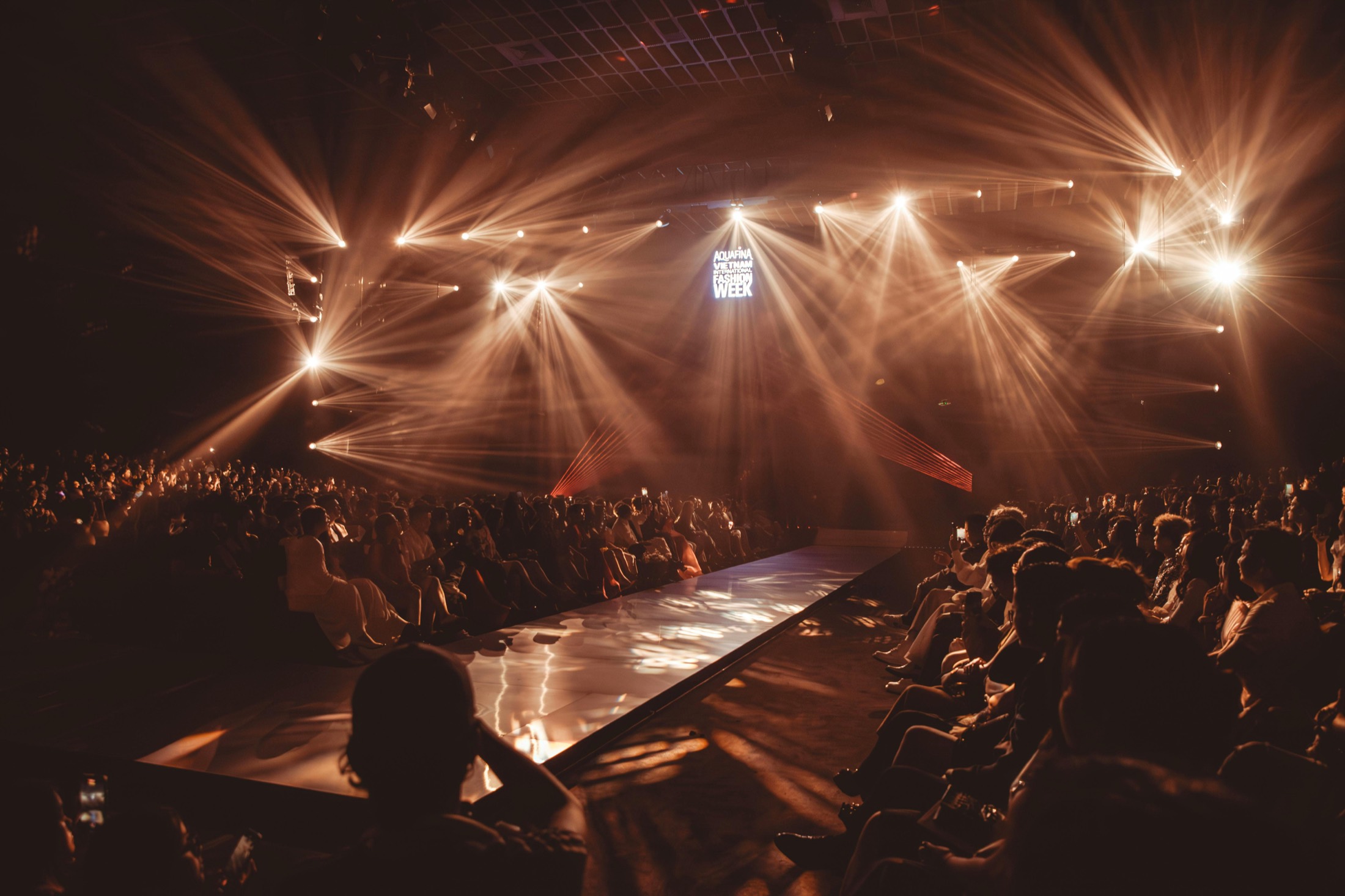 Défilé et public dans un grand événement premium