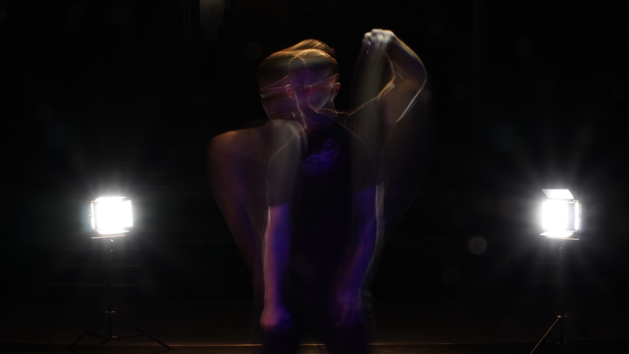 Danseur Groov'It en mouvement dans un espace scénique sombre