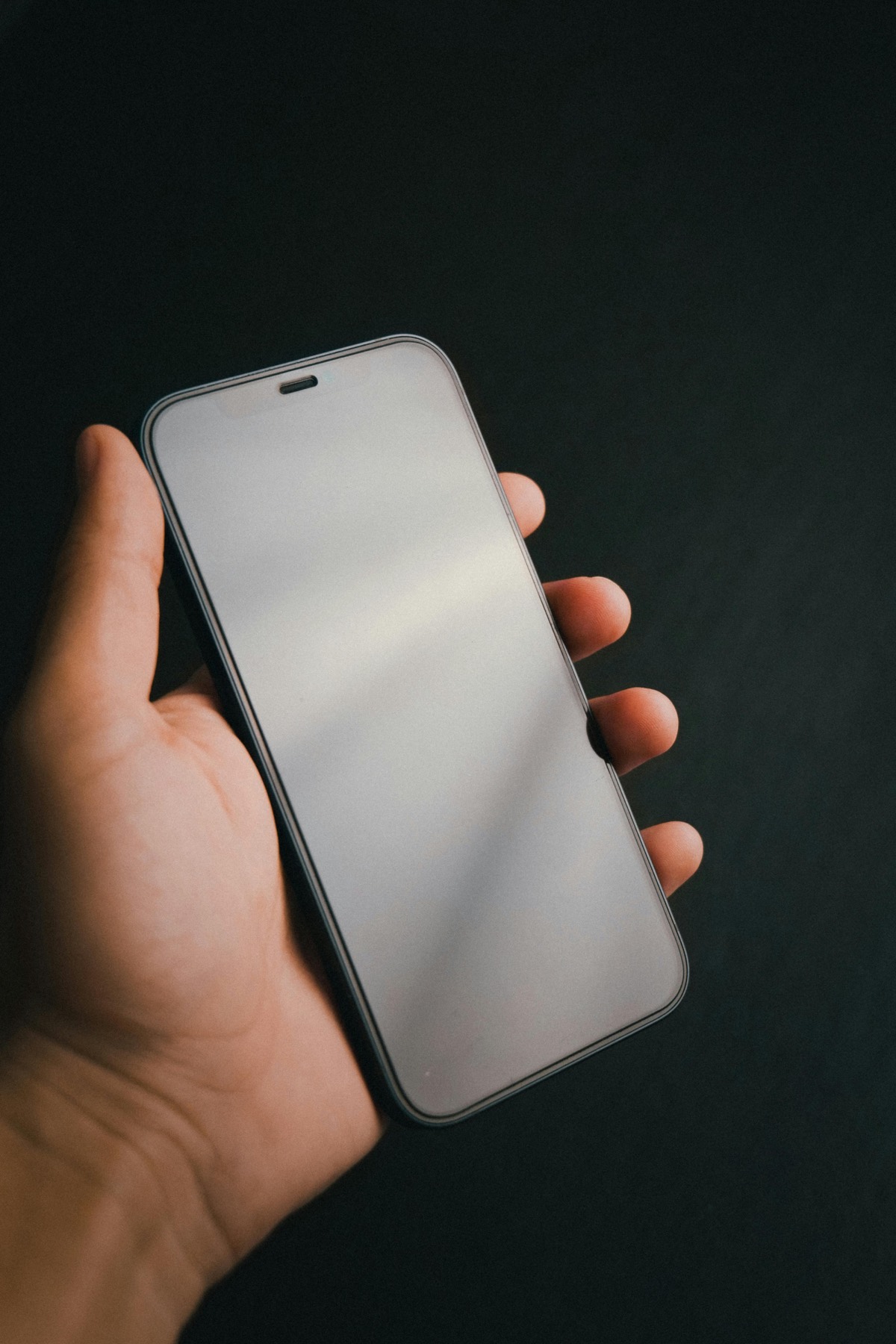 Main tenant un smartphone pour illustrer un projet mobile Groov'It