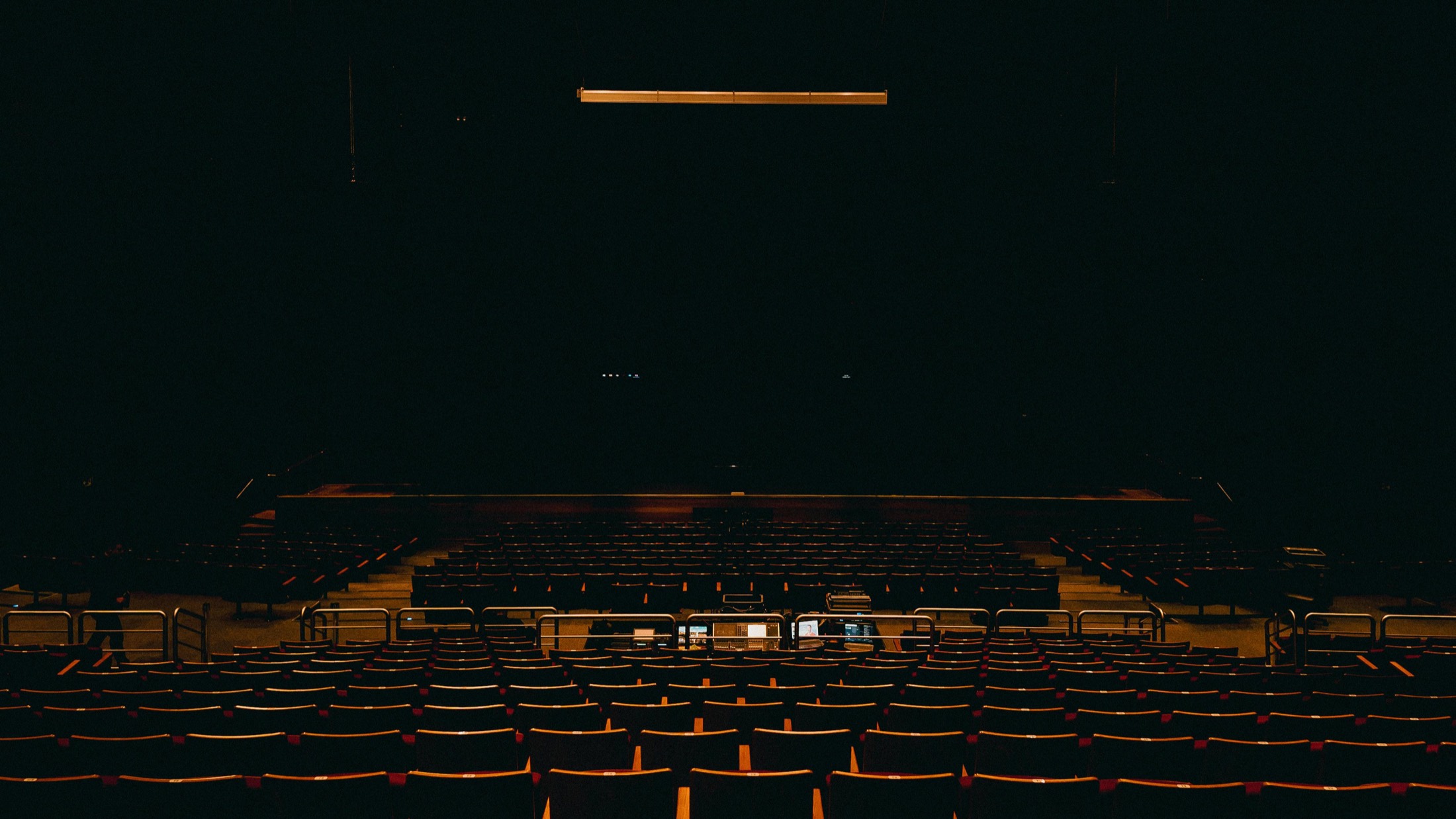 Salle de spectacle vide avant un événement